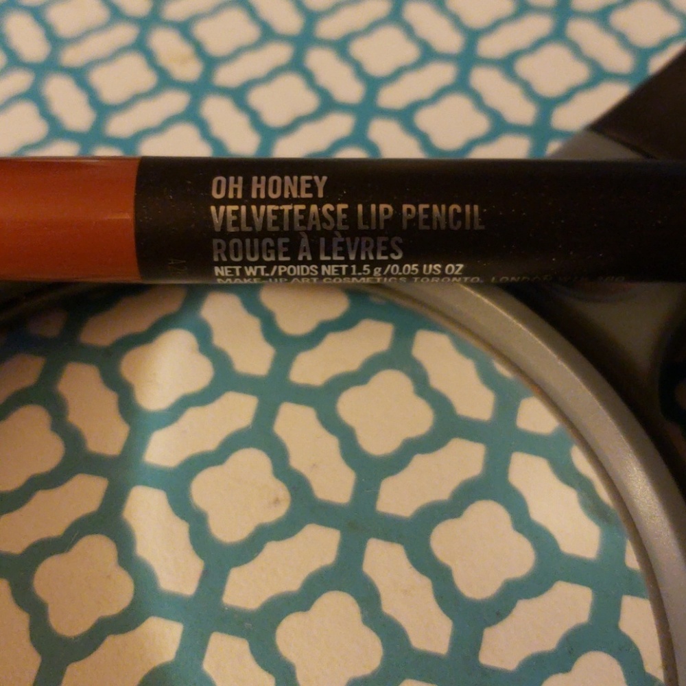 😍 MAC ~ Velvetease Lip Pencil OH HONEY